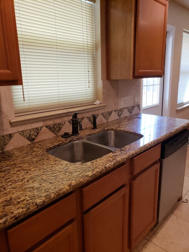 Foto del edificio - 7870 Crestview Ln
