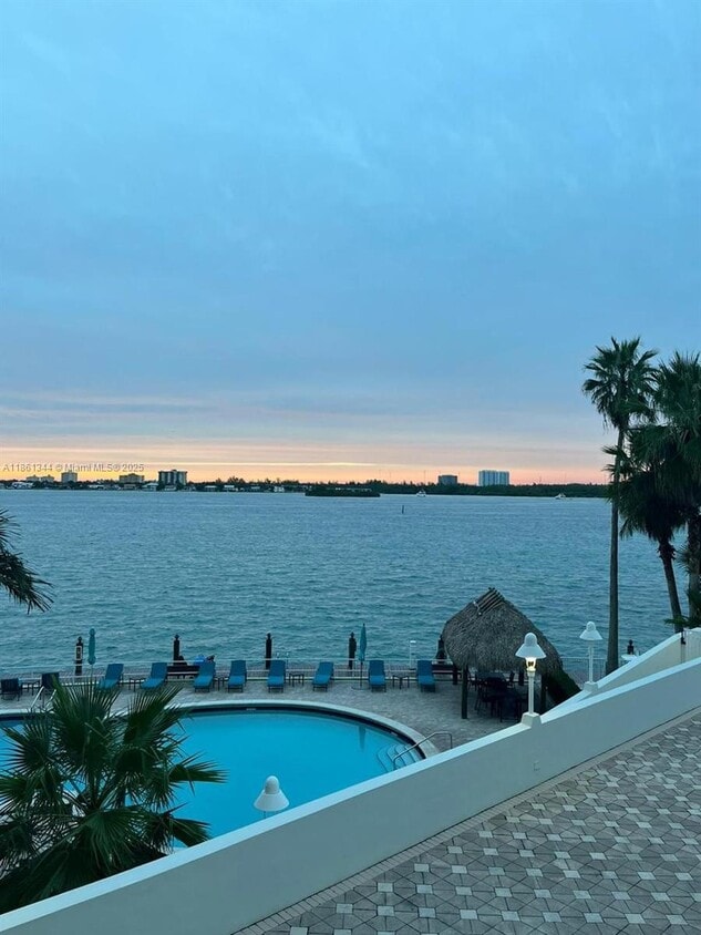 Foto principal - 10350 W Bay Harbor Dr