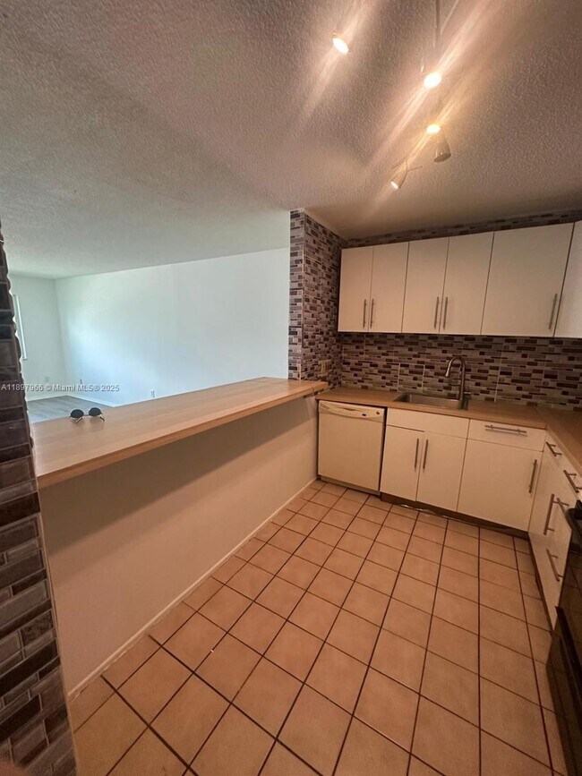 Foto del edificio - 14820 Naranja Lakes Blvd