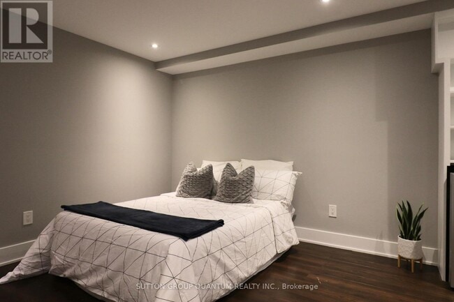 Building Photo - 35 Cloverdale Rd