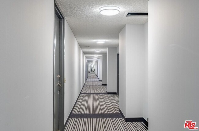 Building Photo - 100 S Doheny Dr