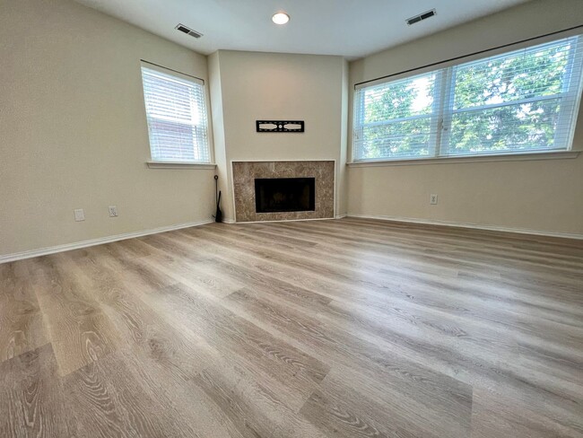 Building Photo - Stunning 1-Bedroom Apartment on the Main Line! Available Mid-October!