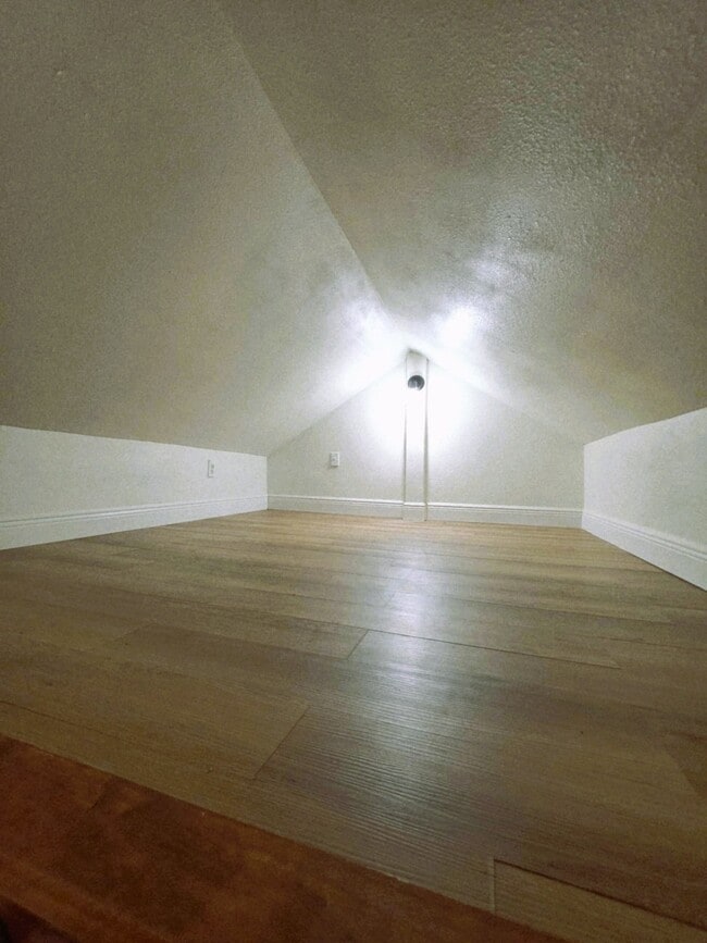 Building Photo - 6219 Saxon Dr