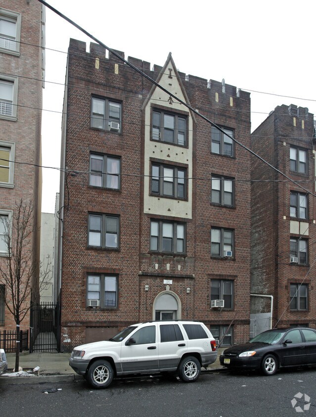 Primary Photo - 134 Corbin Ave