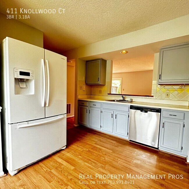 Building Photo - Newly Renovated End-Unit Townhome in Staff...