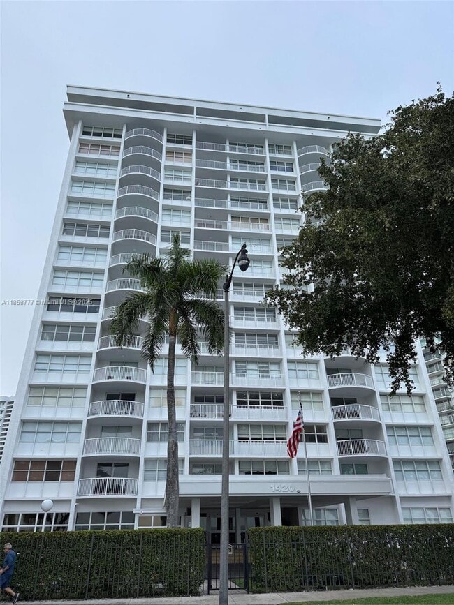 Foto del edificio - 1420 Brickell Bay Dr