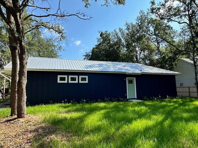 Building Photo - Gorgeous New Home! Close to Historic District and Beach