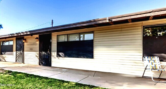 Foto del edificio - 7508 W Orangewood Ave