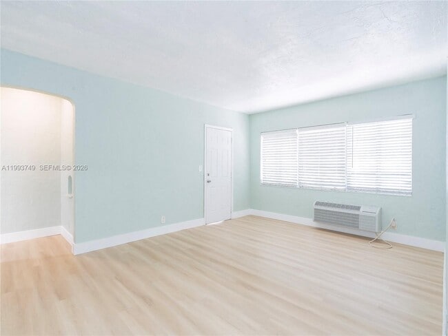 Foto del edificio - 7635 Dickens Ave