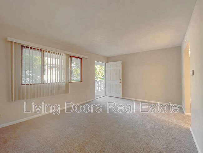 Building Photo - 4715 Gladstone St