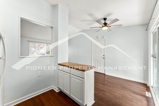 Building Photo - Charming Home with Washer/Dryer and Fenced...