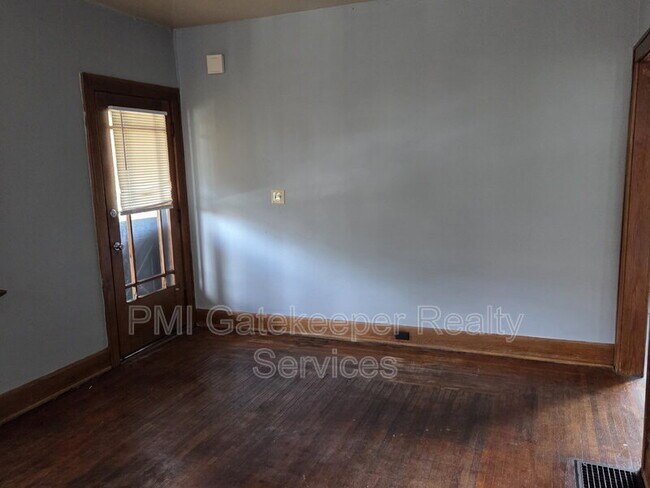 Building Photo - 4370 St Lawrence Ave
