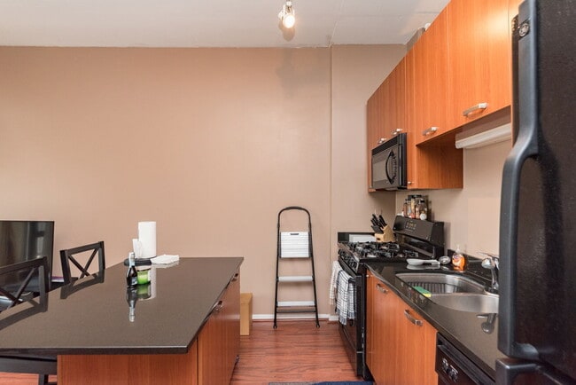 Building Photo - 212 E Cullerton St