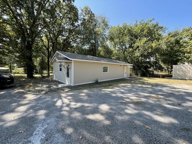 Building Photo - 1617 N Vinita Ave