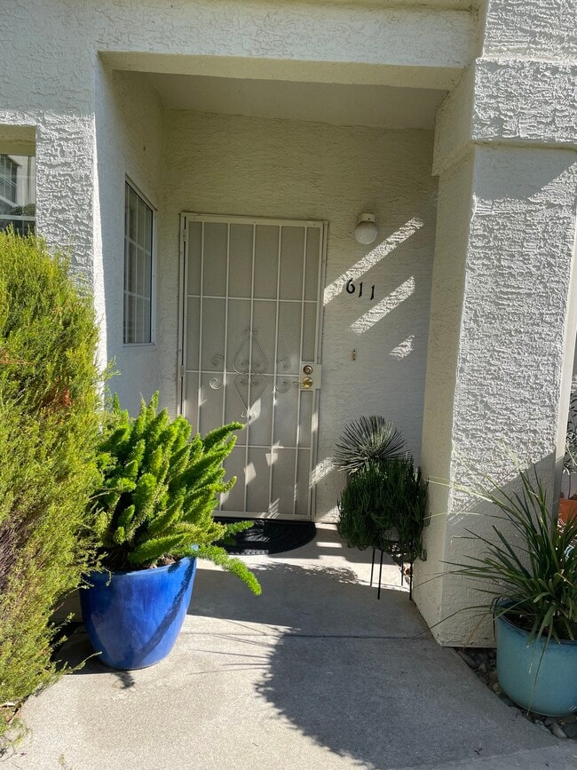 Front Entrance - 611 Horizon Cv