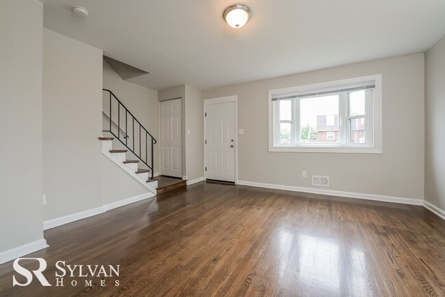 Building Photo - Lovely 3 level end unit townhome!