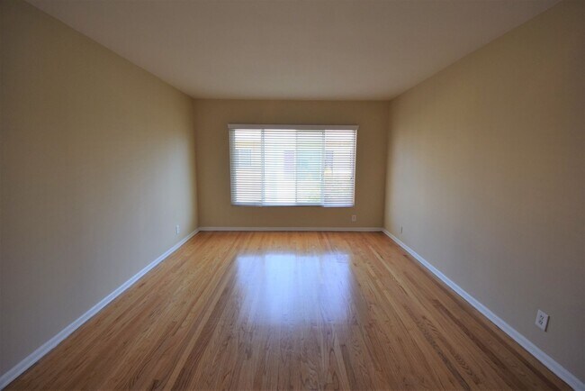 Foto del edificio - 823 Orange Grv Ave