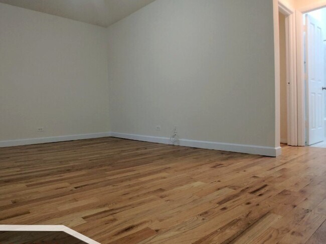 Foto del edificio - 2349 N Drake Ave