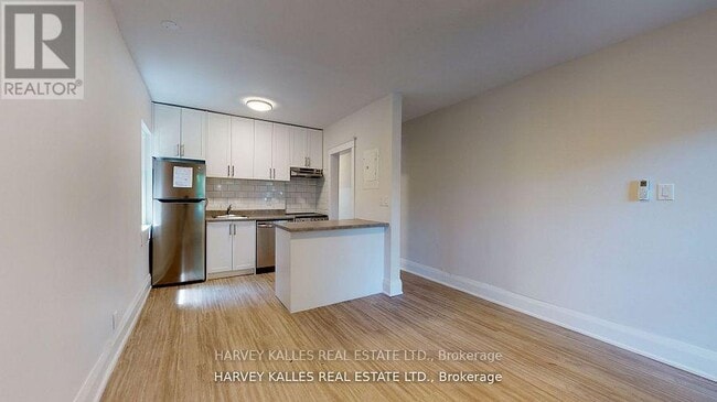 Building Photo - 1065 Bathurst St