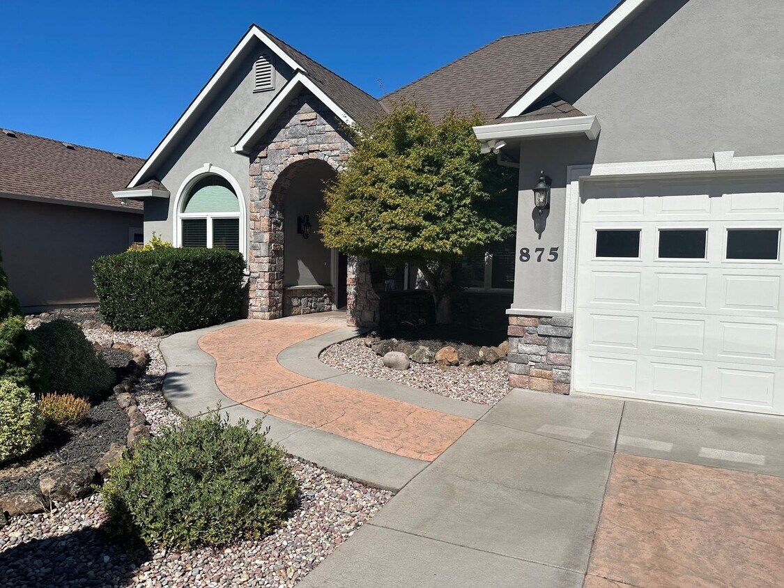 Primary Photo - Located in the desirable Eagle Point Golf ...