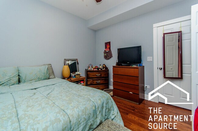 Foto del edificio - 2342 W Augusta Blvd