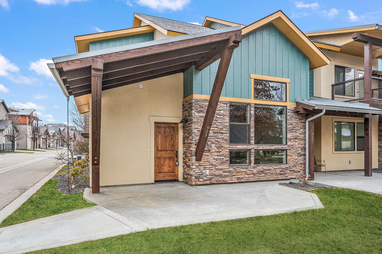 Primary Photo - 923 S Lone Willow Ave