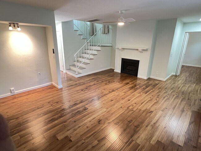Foto del edificio - Fantastic 3 Bed 1.5 Bath End Unit Townhome in Orange!
