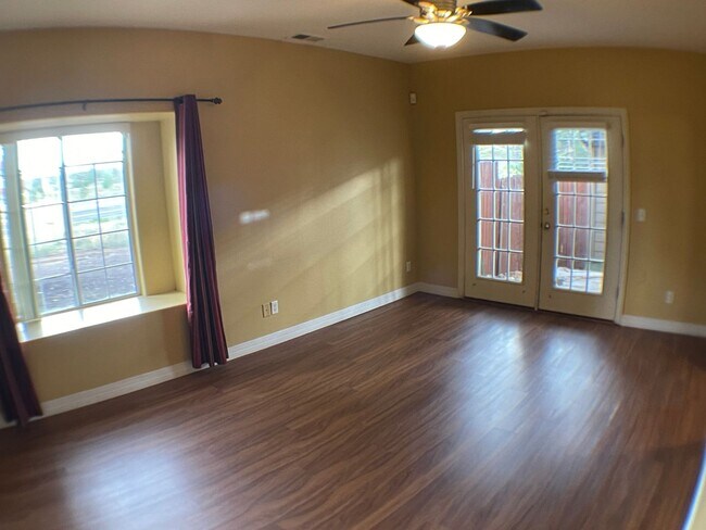 Foto del edificio - AVAILABLE NOW! | Townhouse in University heights