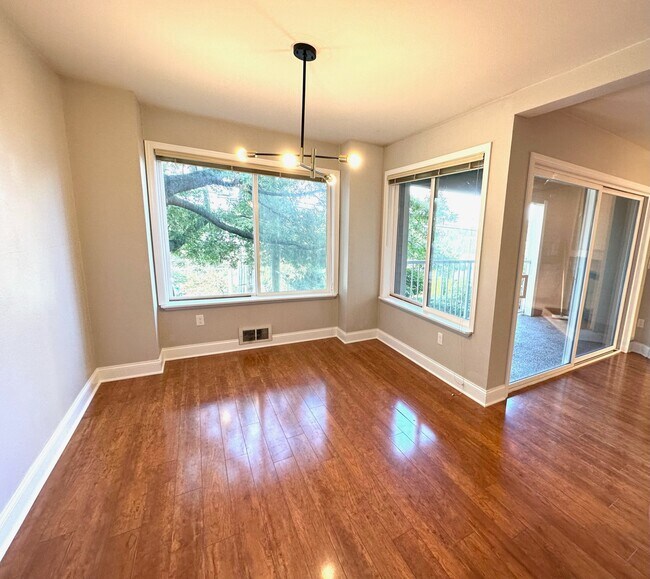 Dining room - 2572 14th Ave W