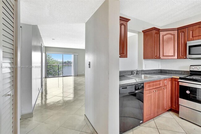 Foto del edificio - 8720 N Sherman Cir