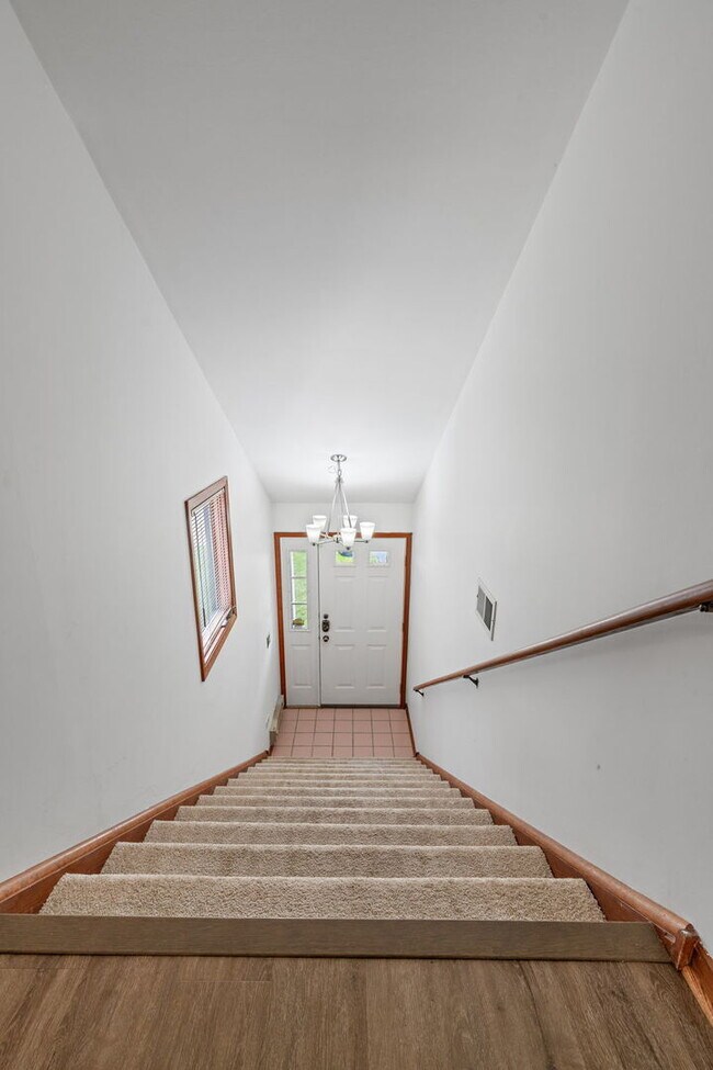 Building Photo - 726 Ascot Ct