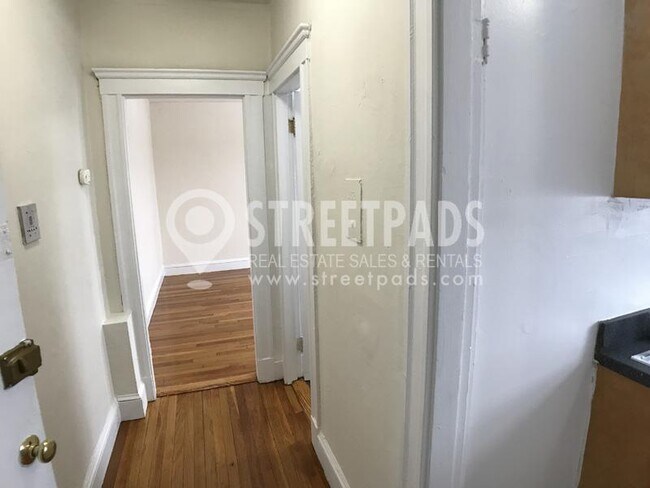 Building Photo - bedroom in Boston MA 02215