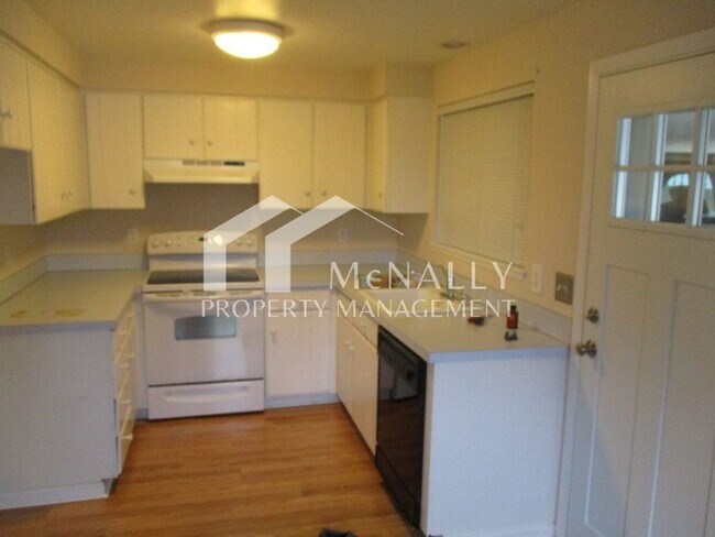 Foto del edificio - 2 Bedroom, 1.5 Bath Soundview Drive Duplex