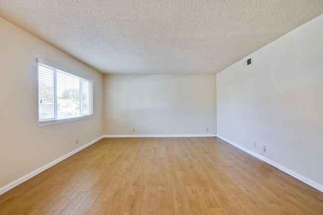 Building Photo - 2 Bedroom Condo Style Unit in South San Jo...