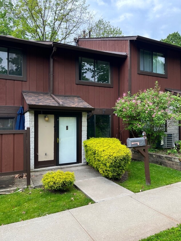 47 Stone Ln, Staten Island, NY 10314 Townhome Rentals in Staten