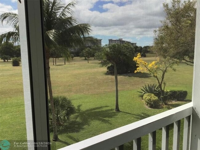 Foto del edificio - 2800 N Palm Aire Dr