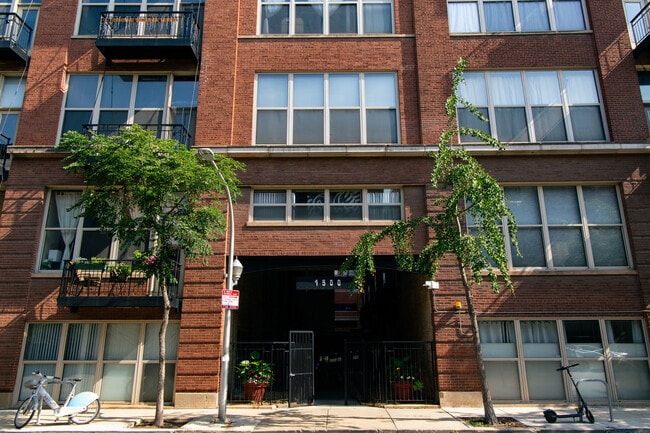 Building Photo - 1500 W Monroe St
