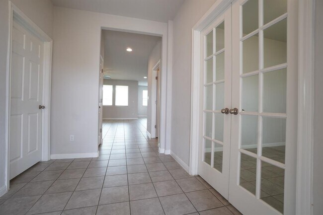 Building Photo - 104 High Mesa Dr