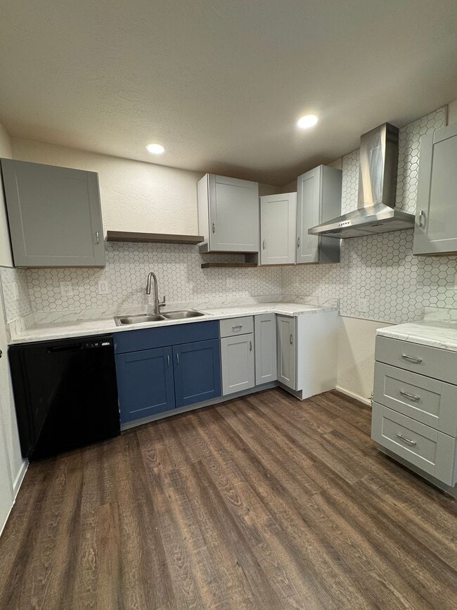 Building Photo - Located in Southlawn!!! 3/2 CH/A