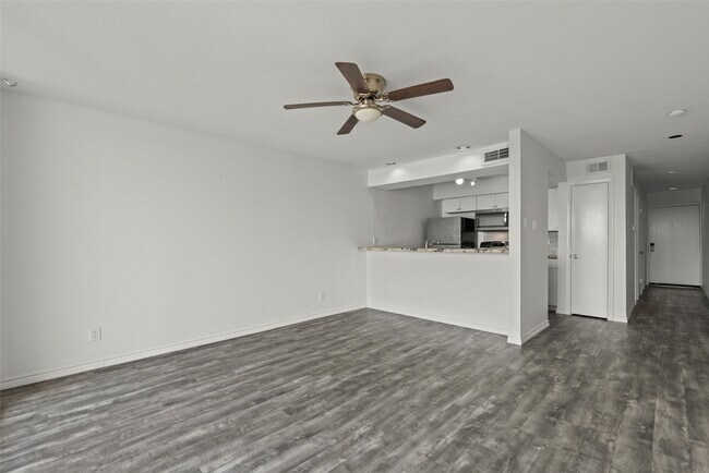 Foto del edificio - 12600 Melville Dr