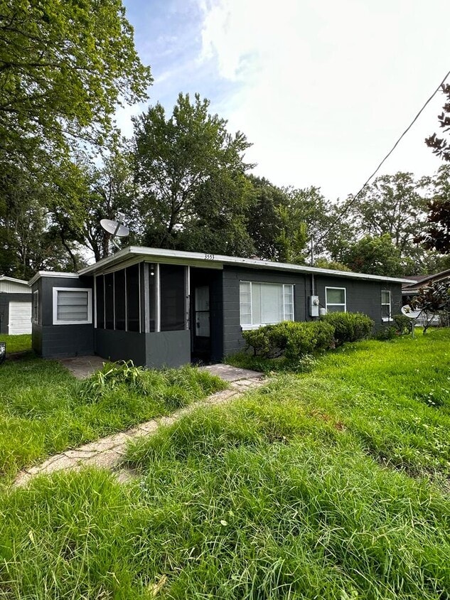 3553 Centerhill Dr N