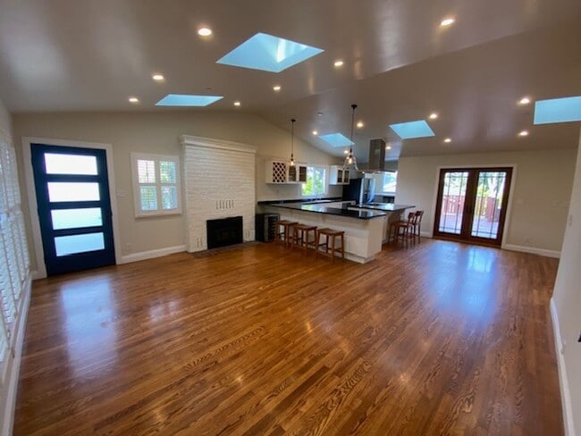 Building Photo - 1122 Miles Ave