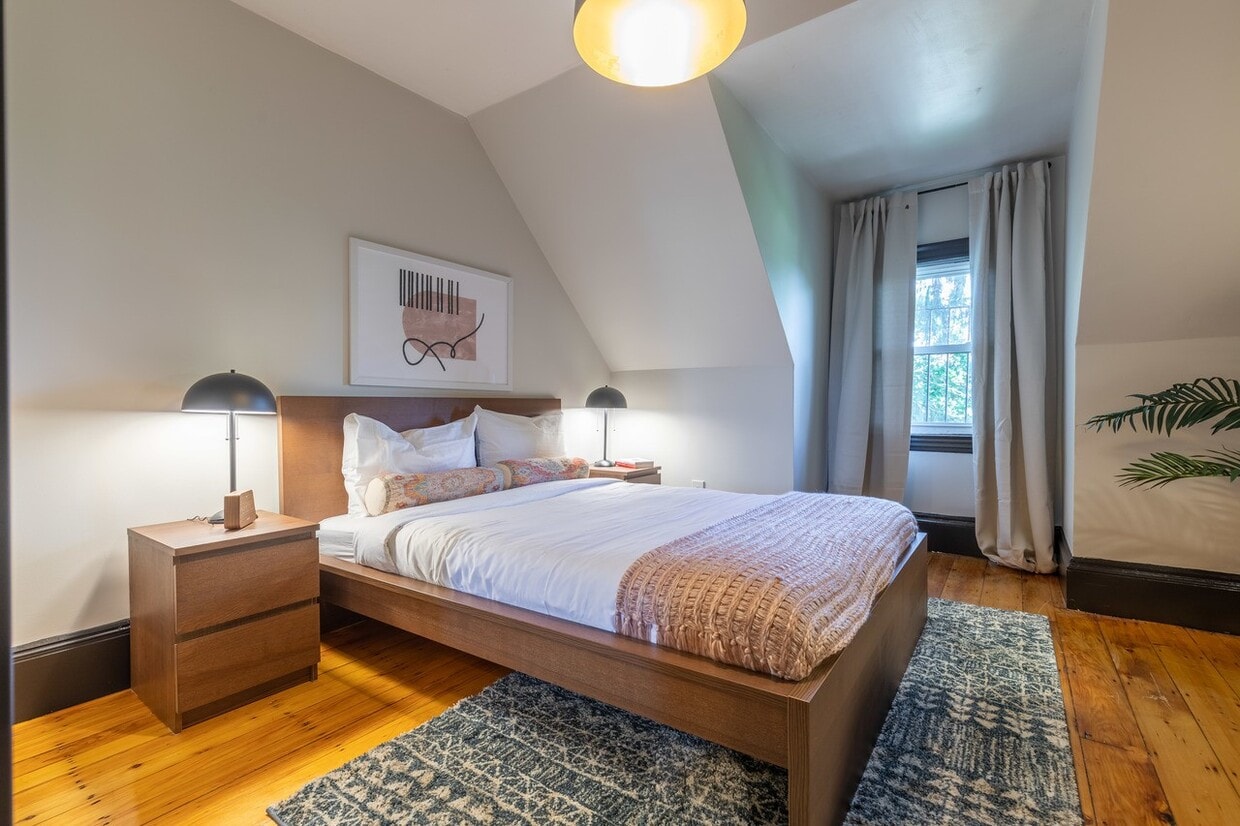 Primary Photo - Queen room in 5-bed/2.0-bath Home