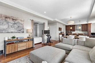 Building Photo - 250 Henley Pl