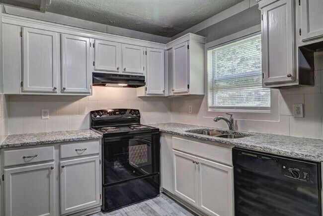 Building Photo - Now Available 3 bedroom 1 bath