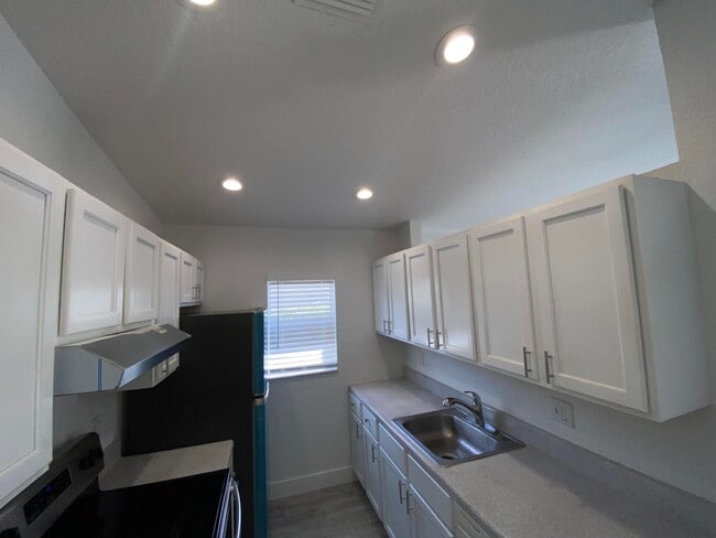 Building Photo - 553 E Ridge Cir N