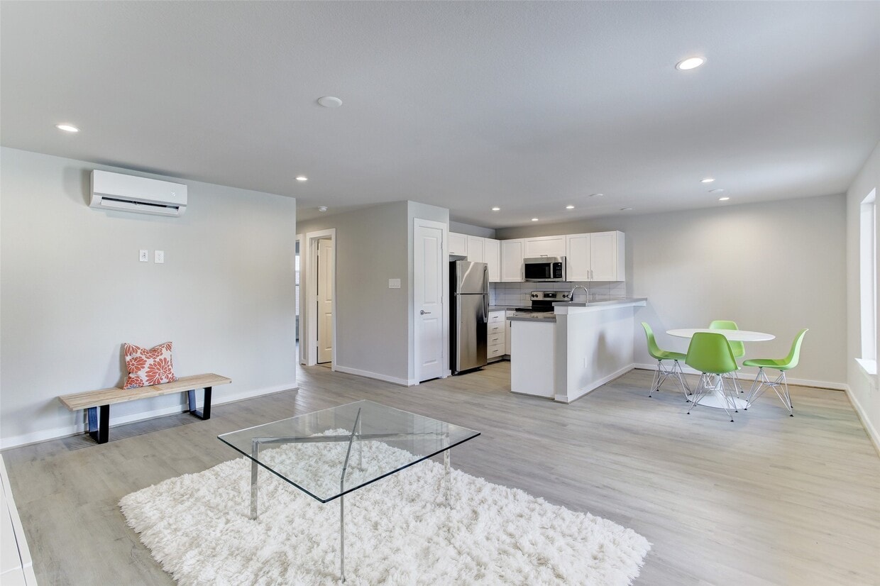 Foto principal - 645 E 11th 1/2 St