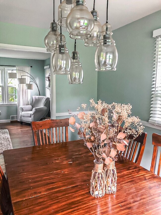 Foto del edificio - Gorgeous 4 Bed 2 Bath Single Family Home W...