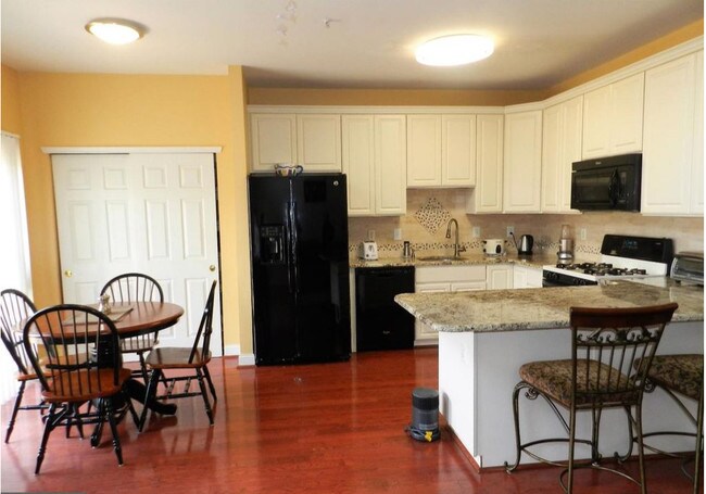 Foto del edificio - 219 Tall Pines Dr