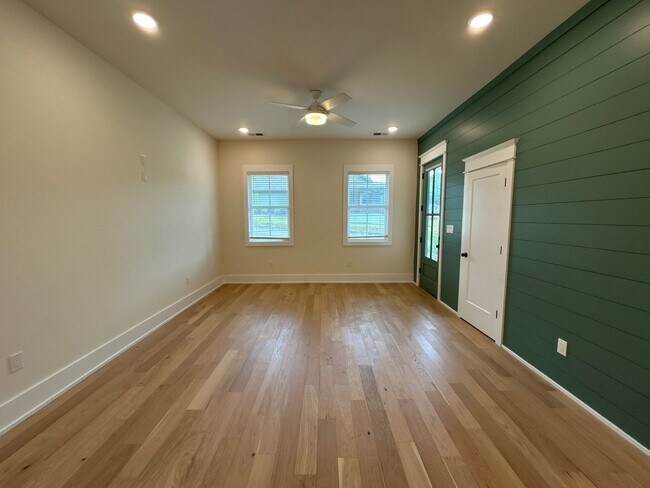 Building Photo - 138 McCowat St